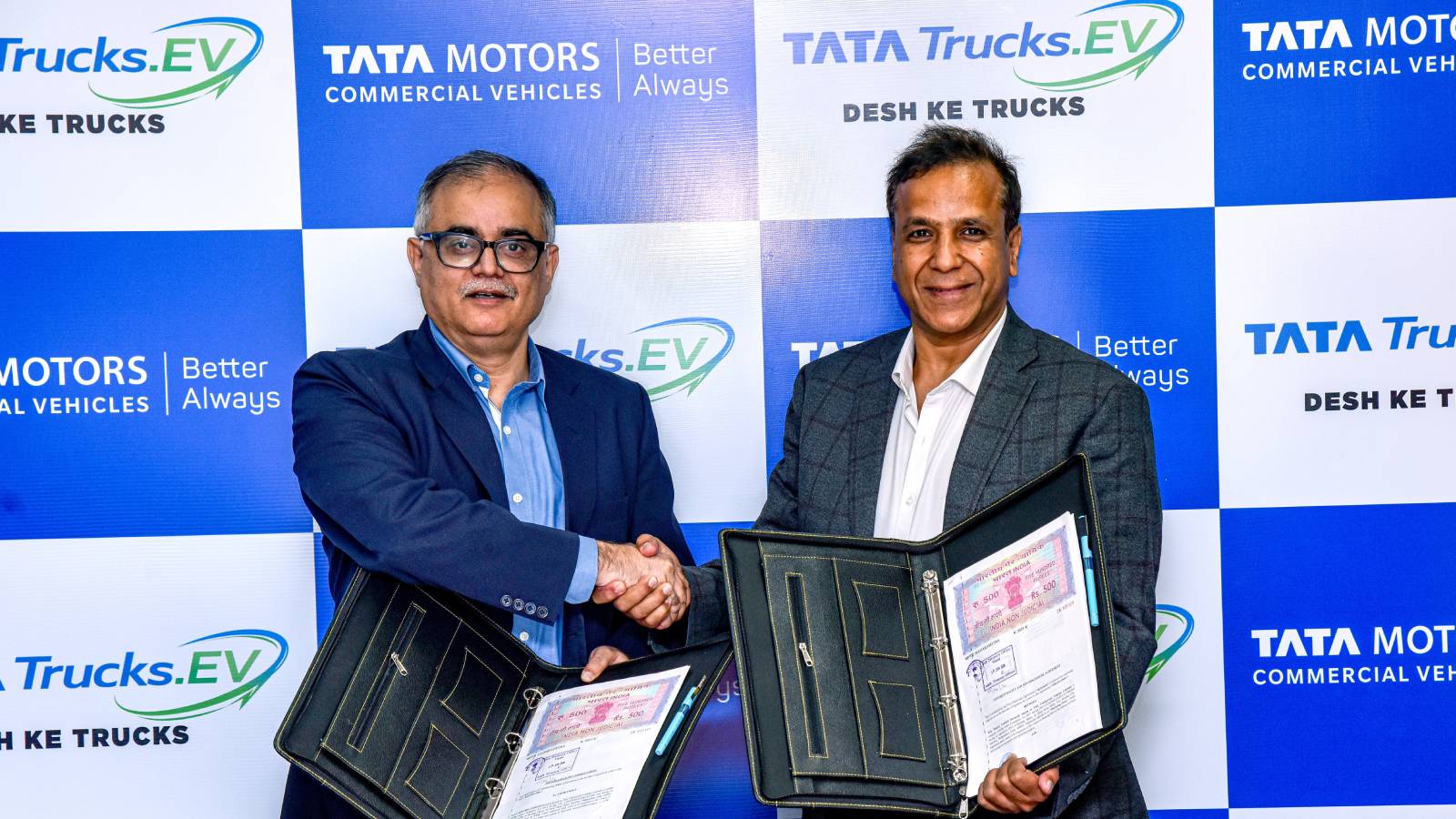Mr. Rajesh Kaul, Vice President and Business Head - Trucks, Tata Motors and Mr. Manav Bansal, Founder & CEO, Drivn at the MoU signing ceremony in Mumbai